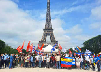 Au pied de la tour Eiffel pour appeler à stopper le blocus de Cuba. #EliminaElBloqueo #StopBlocus #UnblockCuba