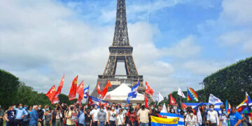 Au pied de la tour Eiffel pour appeler à stopper le blocus de Cuba. #EliminaElBloqueo #StopBlocus #UnblockCuba