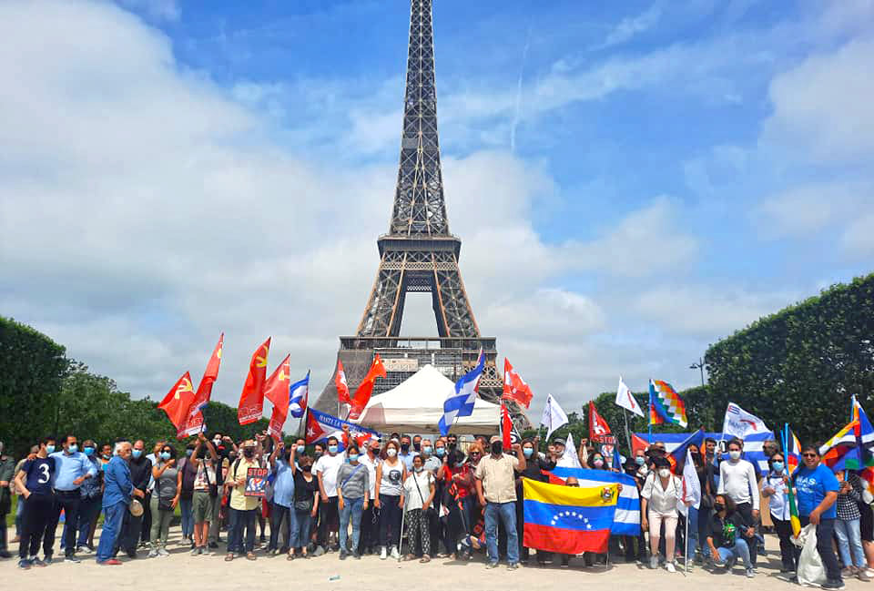 Au pied de la tour Eiffel pour appeler à stopper le blocus de Cuba. #EliminaElBloqueo #StopBlocus #UnblockCuba