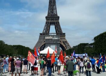 Au pied de la tour Eiffel pour appeler à stopper le blocus de Cuba. #EliminaElBloqueo #StopBlocus #UnblockCuba