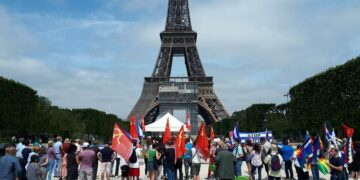 Au pied de la tour Eiffel pour appeler à stopper le blocus de Cuba. #EliminaElBloqueo #StopBlocus #UnblockCuba