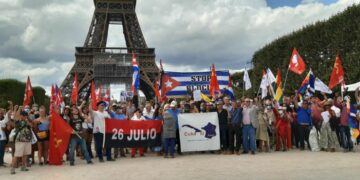 Le PRCF présent à Paris pour soutenir le peuple cubain et exiger la levée du blocus #laissezvivreCuba #LetCubaLive #CubaNoEstáSola