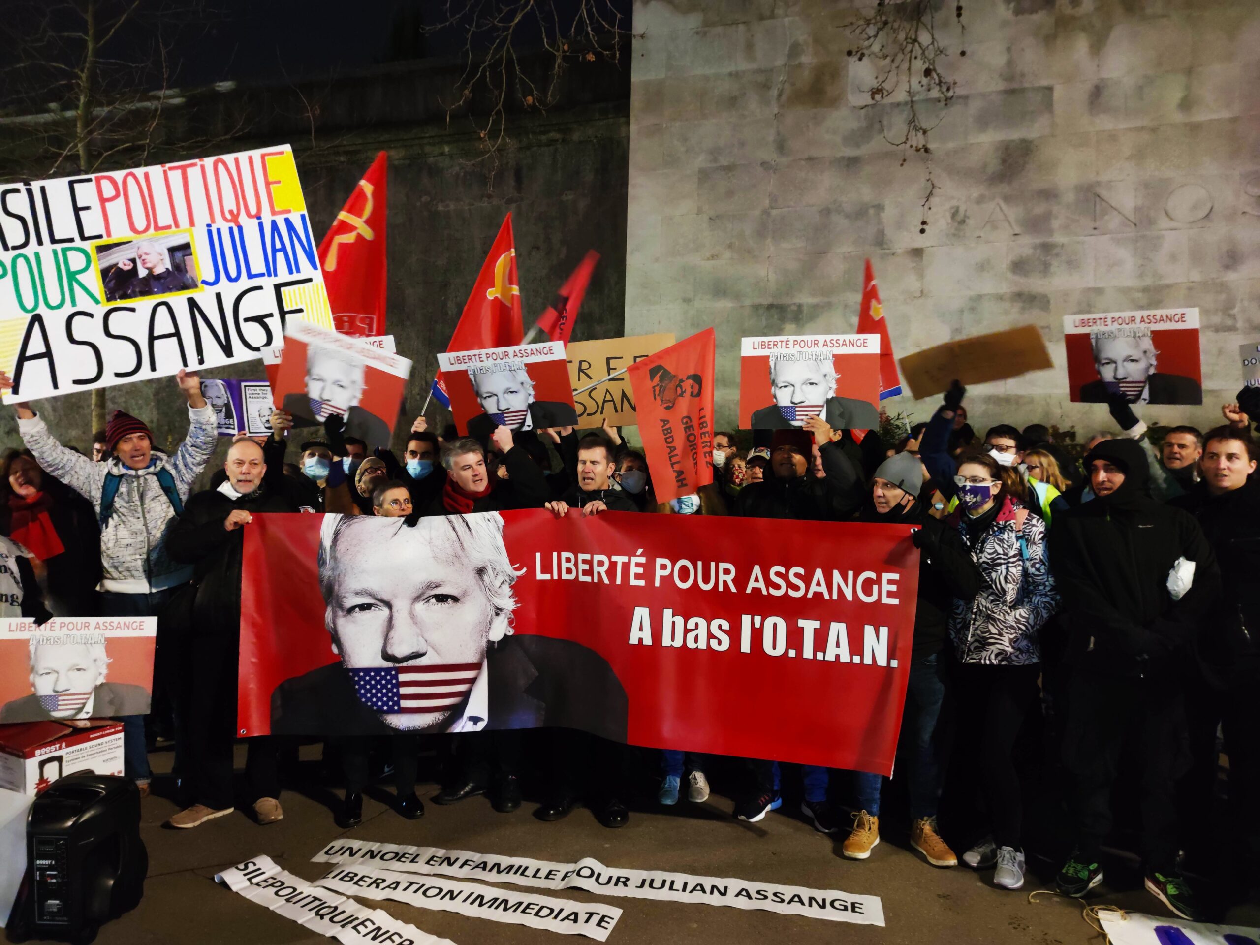Pour les droits de l&#39;homme : Liberté pour Assange, à bas l&#39;OTAN ! retour en  vidéo et photos sur les prises de paroles au Trocadero à Paris. -  INITIATIVE COMMUNISTE