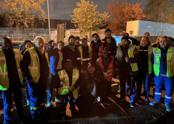 Plus de 4 semaines de grève des Géodis Genevilliers pour les salaires, le PRCF remet un chèque de soutien.