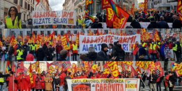 Bas les armes, augmentez les salaires ! les syndicats italiens mobilisent contre la guerre donc pour les salaires.