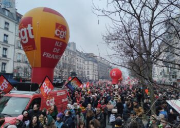 ENORME : tous ensemble jusqu’au retrait du Plan Macron UE MEDEF ! #greve19janvier 2,5 millions dans la rue demain on continue !
