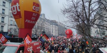 ENORME : tous ensemble jusqu&rsquo;au retrait du Plan Macron UE MEDEF ! #greve19janvier 2,5 millions dans la rue demain on continue !