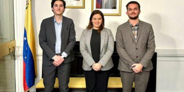 Blocus du Venezuela, une délégation du PRCF et JRCF apporte son soutien au peuple venezuelien et fait le point sur la situation avec l&rsquo;ambassade.