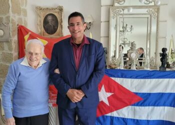 Léon Landini président du PRCF rencontre Otto Frias l’ambassadeur de Cuba en France  [ @EmbaCubaFrancia #Sto