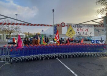 Les blocages se multiplient pour la #greve13avril, des slogans des #manif13avril : Tous ensemble, jusqu’au retrait, on va gagner !