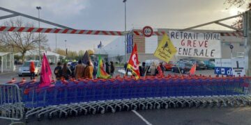 Les blocages se multiplient pour la #greve13avril, des slogans des #manif13avril : Tous ensemble, jusqu&rsquo;au retrait, on va gagner !