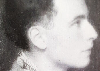 Louis Aragon photographié par Man Ray.