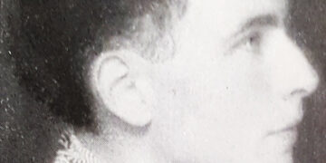 Louis Aragon photographié par Man Ray.