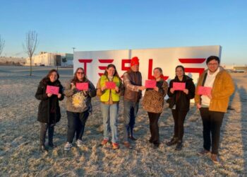 Les ouvriers de Tesla se syndiquent, l’entreprise américaine tente des licenciements massifs.