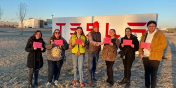 Les ouvriers de Tesla se syndiquent, l&rsquo;entreprise américaine tente des licenciements massifs.