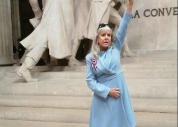 Gilda Landini-Guibert prend la parole à la fin de la cérémonie d’hommage rendue à Robespierre et ses compagnons