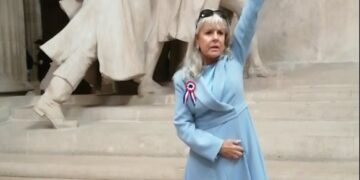 Gilda Landini-Guibert prend la parole à la fin de la cérémonie d’hommage rendue à Robespierre et ses compagnons