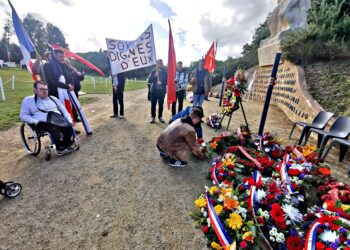 A Chateaubriant, l’hommage résistant franchement communiste, rendu par les JRCF et le PRCF, avec les drapeaux rouge et tricolore de nos camarades.