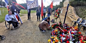 A Chateaubriant, l&rsquo;hommage résistant franchement communiste, rendu par les JRCF et le PRCF, avec les drapeaux rouge et tricolore de nos camarades.
