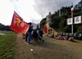 A Chateaubriant, l’hommage résistant franchement communiste, rendu par les JRCF et le PRCF, avec les drapeaux rouge et tricolore de nos camarades.
