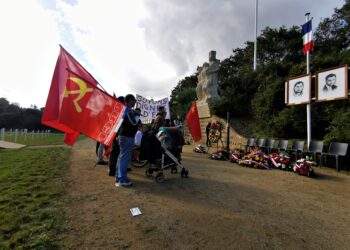 A Chateaubriant, l’hommage résistant franchement communiste, rendu par les JRCF et le PRCF, avec les drapeaux rouge et tricolore de nos camarades.