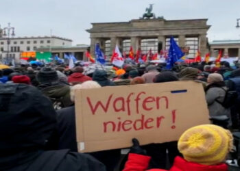 Face à son gouvernement belliciste, le peuple allemand manifeste pour la paix