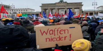 Face à son gouvernement belliciste, le peuple allemand manifeste pour la paix