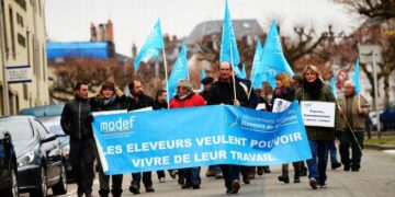 « Des champs aux usines, l&rsquo;UE nous guillotine, vite Frexit progressiste »- le PRCF solidaire des paysans en lutte