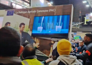 Au salon de l’agriculture, Macron matraque les agriculteurs pour obéir aux ordres de l’UE du Capital qui détruit l’agriculture paysanne