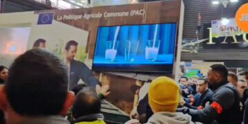 Au salon de l&rsquo;agriculture, Macron matraque les agriculteurs pour obéir aux ordres de l&rsquo;UE du Capital qui détruit l&rsquo;agriculture paysanne