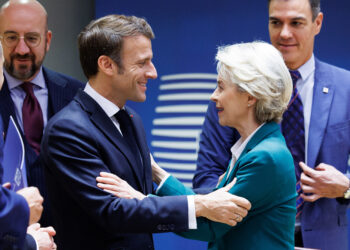 Des luttes populaires monte le mot d’ordre « Macron dégage » pour faire place au peuple souverain