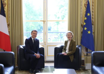 Des luttes populaires monte le mot d’ordre « Macron dégage » pour faire place au peuple souverain