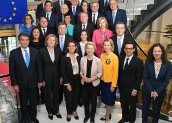 L’Union Européenne met l’extrême droite au pouvoir, Le Pen appuie Von Der Leyen contre les français.