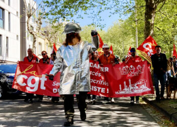 #1er mai 300 000 dans la rue pour la paix, les salaires et l’emploi Le PRCF au côté des ouvriers d’ArcellorMittal à Dunkerque