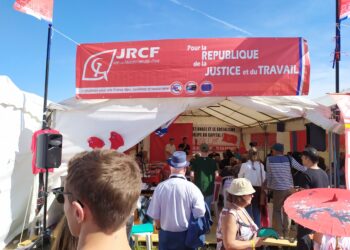 Paula, Quentin et leur équipe, les jeunes communistes des JRCF en action avec le PRCF pour le stand communiste à la Fête de l’Humanité