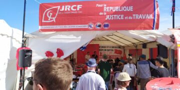 Paula, Quentin et leur équipe, les jeunes communistes des JRCF en action avec le PRCF pour le stand communiste à la Fête de l’Humanité