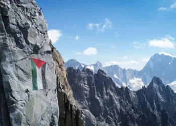 « Suspendre ce drapeau, c’est rappeler qu’aucune paroi, aussi haute soit-elle, ne peut cacher la vérité : un peuple est en train d’être exterminé, sous les yeux du monde »