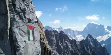 « Suspendre ce drapeau, c’est rappeler qu’aucune paroi, aussi haute soit-elle, ne peut cacher la vérité : un peuple est en train d’être exterminé, sous les yeux du monde »