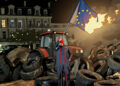 Une exploitation agricole sur deux fermées en trente ans et 880 000 emplois supprimés, un revenu en baisse de 25% : le terrible bilan de la Politique agricole commune. Paysans ou Union européenne, il faut choisir [ #Frexit progressiste vite ! ]