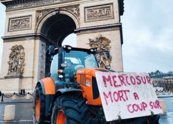 Mercosur : les agriculteurs en colère entre dans Paris, réprimés par la police de Macron UE