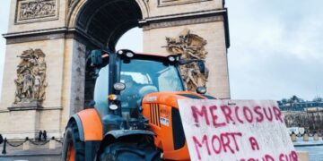 Mercosur : les agriculteurs en colère entrent dans Paris, réprimés par la police de Macron UE