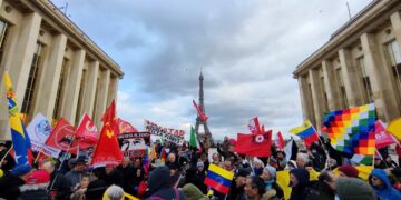 Venezuela, Cuba… l’appel d’Annie Lacroix-Riz et du PRCF au front anti-impérialiste à Paris devant la Tour Eiffel