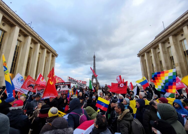 Venezuela, Cuba… l&rsquo;appel d&rsquo;Annie Lacroix-Riz et du PRCF au front anti-impérialiste à Paris devant la Tour Eiffel