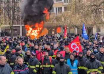 Les pompiers dans la rue : sirène d&rsquo;alarme sur les moyens et les conditions de travail face à l&rsquo;euro austérité.