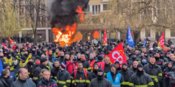 Les pompiers dans la rue : sirène d&rsquo;alarme sur les moyens et les conditions de travail face à l&rsquo;euro austérité.