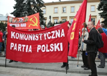 Pologne, le parti communiste polonais (KPP) résiste à la répression et met en échec en justice son interdiction.