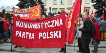 Pologne, le parti communiste polonais (KPP) résiste à la répression et met en échec en justice son interdiction.